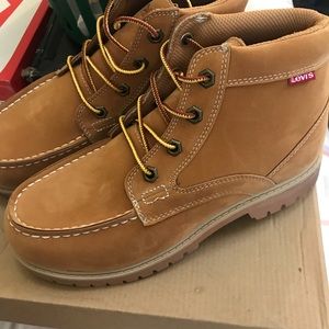 Levi’s boys boots. size 6, brand new